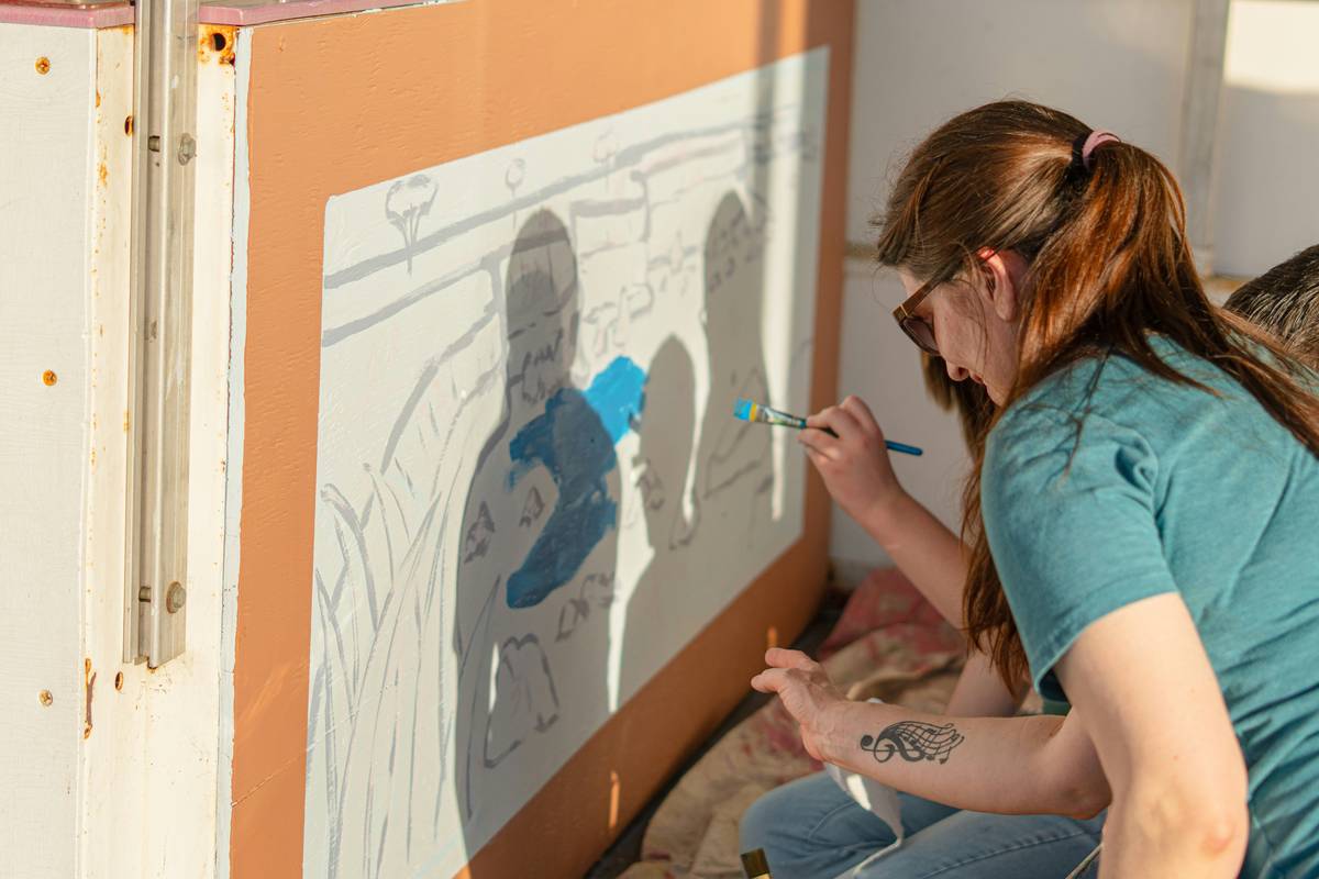 Infographic showing brain regions activated during art-making vs. idle rest, highlighting reduced amygdala activity and increased prefrontal cortex engagement